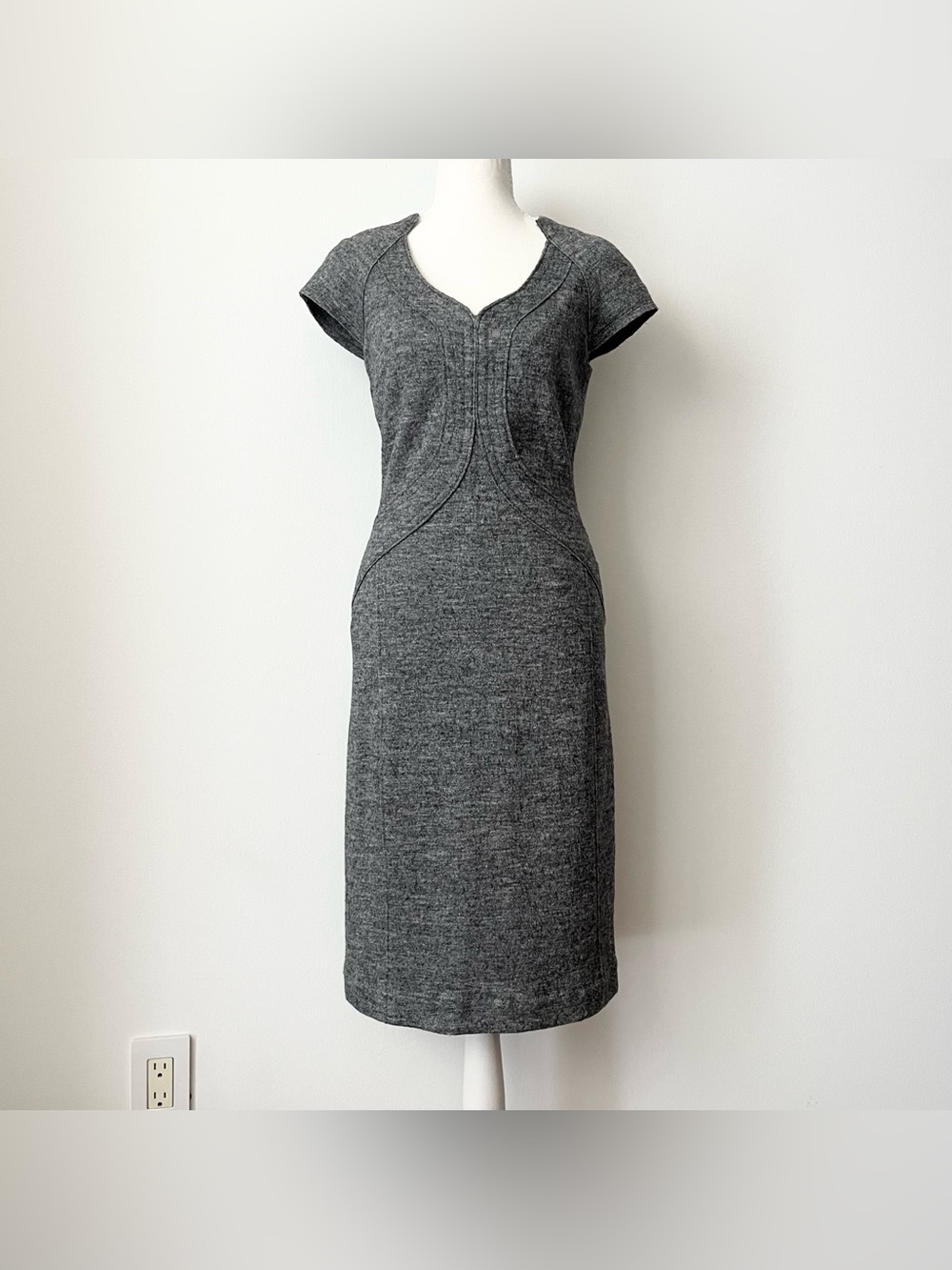 Banana Republic Pencil Sheath Dress Size 4 Gray Wool Blend Elegant Chic Edgy